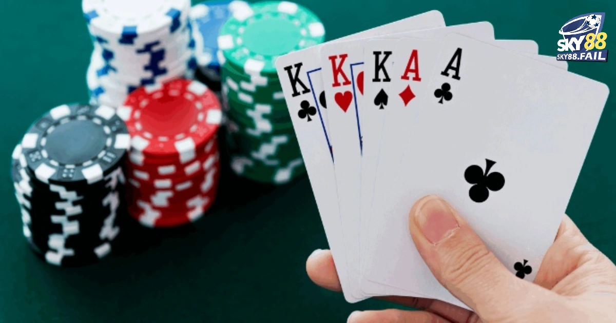 Người chơi có thể đánh lẻ hoặc đánh theo bộ (đôi, sám cô, tứ quý)